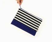 Blanco y negro a rayas de cremallera bolsa embrague - acento de cuero reciclado Azul Royal - las mujeres accesorios