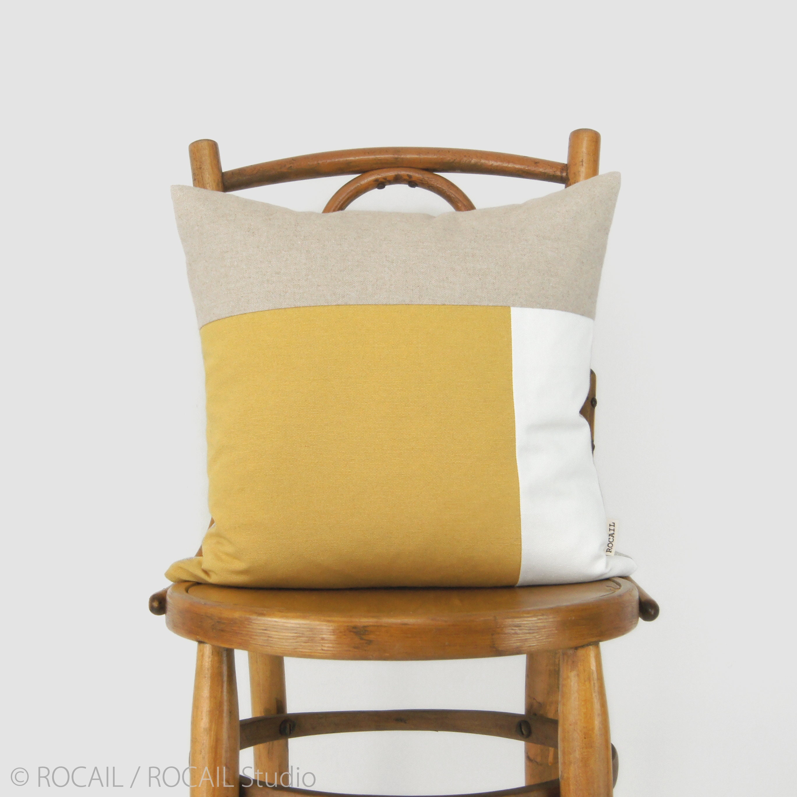 Housse de Coussin Décoratif Color Block en Jaune Moutarde, Blanc et Beige Naturel | 12x18, 16x16, 18