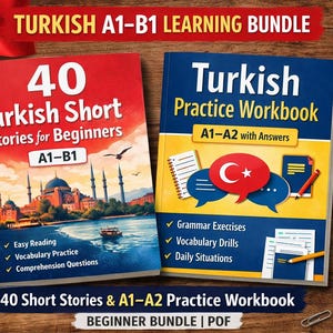 Könnte beinhalten: Zwei Bücher zum Türkischlernen sind abgebildet. Das linke Buch trägt den Titel "40 Turkish Short Stories for Beginners", das rechte Buch "Turkish Practice Workbook". Im Hintergrund ist eine türkische Flagge zu sehen. Die Bücher liegen auf einer Holzoberfläche.