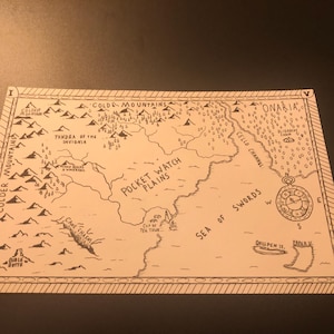 Op de afbeelding: Een handgetekende kaart met een vintage uitstraling, met geografische elementen zoals bergen, vlaktes en een zee. De kaart bevat tekstlabels zoals "Colder Mountains", "Pocket Watch Plains" en "Sea of Swords". Een kompasroos en een zakhorloge zijn ook afgebeeld.