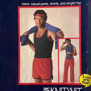Puede incluir: Patrón de costura Knitwit 9300 para pantalones casuales, pantalones cortos y una camiseta sin mangas. El patrón incluye instrucciones para las tallas 87 a 117 cm de pecho y 71 a 107 cm de cintura.