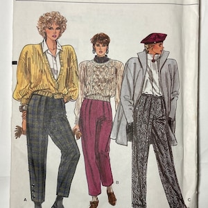 Könnte beinhalten: Ein Schnittmuster für drei verschiedene Outfits. Das Schnittmuster ist für die Größen 8-10-12. Das erste Outfit ist eine gelbe Strickjacke mit einem weißen Hemd und einer karierten Hose. Das zweite Outfit ist ein weißer Pullover mit geometrischem Muster und einer burgunderfarbenen Hose. Das dritte Outfit ist eine graue Jacke mit einem weißen Hemd und einer schwarz-weiß gemusterten Hose.