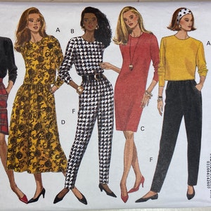 Può includere: Un cartamodello per cinque diversi capi di abbigliamento. Il cartamodello include un maglione nero, una gonna con motivo giallo e nero, un tailleur pantalone a pied-de-poule bianco e nero, un abito rosso e pantaloni neri con una maglia gialla. Il cartamodello è per le taglie L-XL ed è di Butterick Classics Fast & Easy.