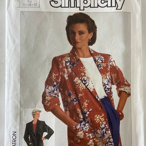 Könnte beinhalten: Simplicity Schnittmuster Nummer 7286 für eine Jacke. Das Schnittmuster umfasst die Größen 10-12-14 und 38-40-42. Das Bild zeigt eine Frau, die eine Jacke mit Blumendruck, einem weißen Oberteil und einer blauen Hose trägt.