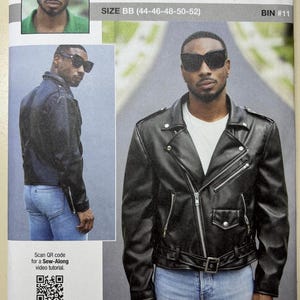 Könnte beinhalten: Ein Schnittmusterpaket mit einem Mann in einer schwarzen Lederjacke und blauen Jeans. Das Paket enthält den Text "knowME" und "SIZE BB (44-46-48-50-52)". Es gibt einen QR-Code für ein Video-Tutorial.