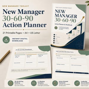 Può includere: Un kit di strumenti New Manager 30-60-90 che include una copertina di cartella di lavoro con accenti blu scuro e verde salvia, una pagina di roadmap di 30-60-90 giorni e una pagina per appunti di riunione, con una penna dorata e una tazza bianca.