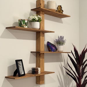 An der Wand befestigtes Regal aus Holz