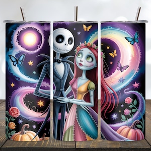 Puede incluir: Tres vasos de acero inoxidable con un dise&ntilde;o de Jack Skellington y Sally de Pesadilla antes de Navidad. El dise&ntilde;o incluye un cielo nocturno, mariposas, calabazas y un arco&iacute;ris. Cada vaso tiene una pajita.