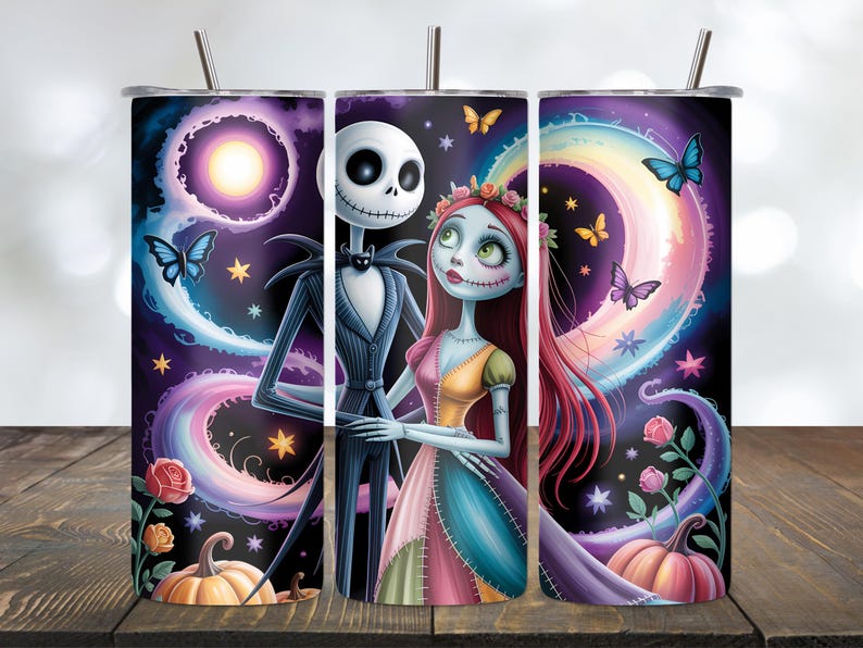 Puede incluir: Tres vasos de acero inoxidable con un dise&ntilde;o de Jack Skellington y Sally de Pesadilla antes de Navidad. El dise&ntilde;o incluye un cielo nocturno, mariposas, calabazas y un arco&iacute;ris. Cada vaso tiene una pajita.