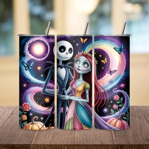 Puede incluir: Un juego de tres vasos de acero inoxidable con un dise&ntilde;o envolvente con Jack Skellington y Sally de Pesadilla antes de Navidad. El dise&ntilde;o incluye una luna, mariposas y calabazas, con un arco&iacute;ris y estrellas.