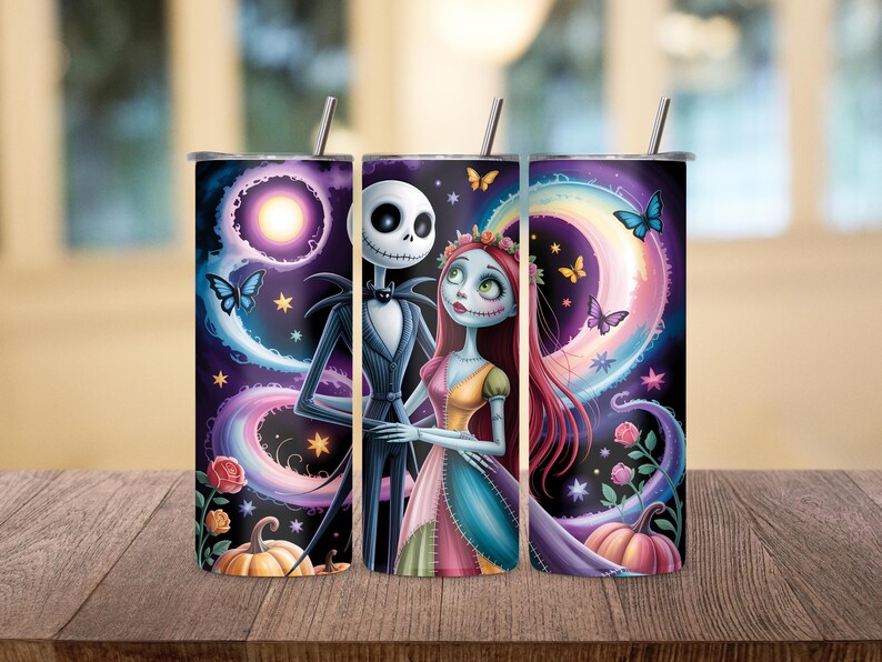 Puede incluir: Un juego de tres vasos de acero inoxidable con un dise&ntilde;o envolvente con Jack Skellington y Sally de Pesadilla antes de Navidad. El dise&ntilde;o incluye una luna, mariposas y calabazas, con un arco&iacute;ris y estrellas.