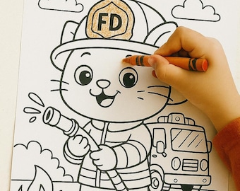 Op de afbeelding: Een kleurplaat met een cartoonkat verkleed als brandweerman, met een slang, met een brandweerwagen op de achtergrond. De kat draagt een helm met "FD" erop. Een oranje kleurpotlood wordt gebruikt om de helm van de kat in te kleuren.