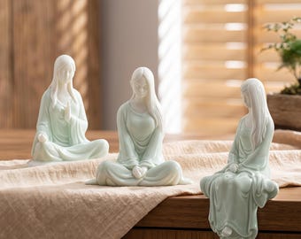 Zen Lady Keramik Figur | Seladon Meditation Statue | Japandi Wohnkultur | Minimalistische Yoga Raumdekoration | Friedliche Regal Dekor