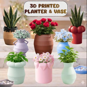 Puede incluir: Una colección de macetas y jarrones impresos en 3D en varios colores y diseños. La imagen presenta varias macetas llenas de plantas y flores, incluyendo un jarrón marrón a rayas con rosas rojas y un jarrón azul claro con flores azules. El texto "3D PRINTED PLANTER & VASE" está en la parte superior.