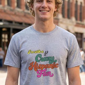 Camiseta "Estou com um fã hispânico maluco" | Estilo retrô, tipografia colorida