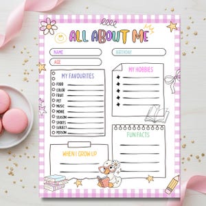 Op de afbeelding: Een printbaar "All About Me" blad in wit en roze, met secties om persoonlijke details in te vullen. Bevat illustraties van een lezende eend, boeken, sterren en bloemen.