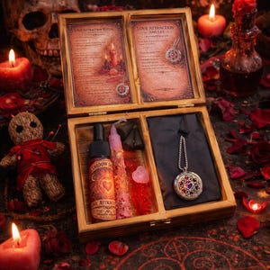 Può includere: Una scatola di legno con scomparti, contenente oggetti rituali. Include un ciondolo, candele, una bambola voodoo e bottiglie con l'etichetta "Shadow Spell Love Attraction". La scatola ha anche istruzioni stampate. La scena è decorata con petali di rosa e candele accese.