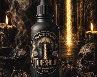 Puede incluir: Un frasco cuentagotas negro mate etiquetado como Shadow Shaman Threshold Veil Opening Mist, que contiene 59 ml. La etiqueta presenta una ilustración de un arco dorado con el texto Open The Way y Welcome The Unseen en un entorno oscuro.
