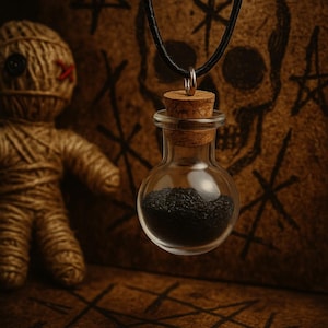 Pode incluir: Um colar com um frasco de vidro transparente cheio de grânulos pretos, selado com uma rolha de cortiça, pendurado em um cordão preto. Uma boneca embrulhada e símbolos ocultos no fundo, criando um tema místico.