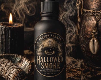 Puede incluir: Un frasco cuentagotas de vidrio negro mate con la etiqueta Shadow Shaman Hallowed Smoke Ritual Cleansing Mist 2 fl oz. La etiqueta presenta un gráfico de ojo central, símbolos ocultos y texto dorado desgastado. Tiene un tapón cuentagotas negro.
