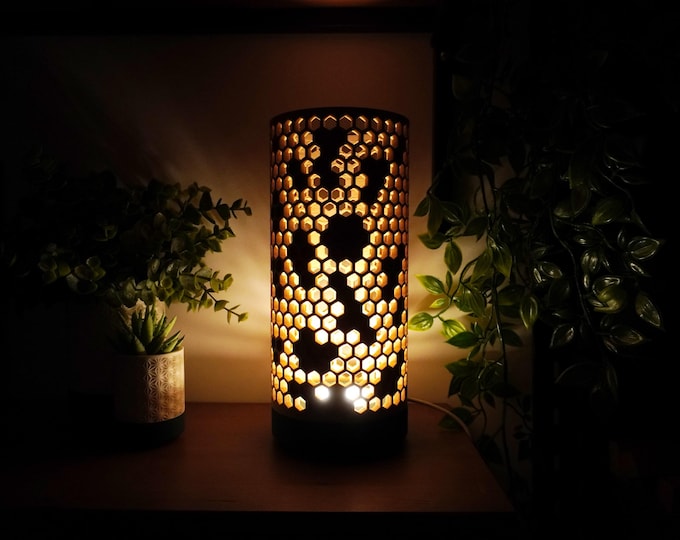 Honeycomb lamp 3D-printed from WoodPLA & PETG | USB LED table lamp | Geometric honeycomb pattern | Sustainable decorative light