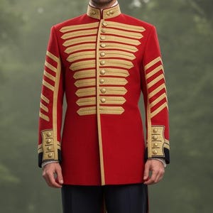 Peut inclure: Veste militaire rouge ornée de galons et de boutons dorés, associée à un pantalon bleu marine. La veste présente des détails dorés élaborés sur les manches et le devant, avec un col montant. L'ensemble est complété par des chaussures de ville marron foncé.