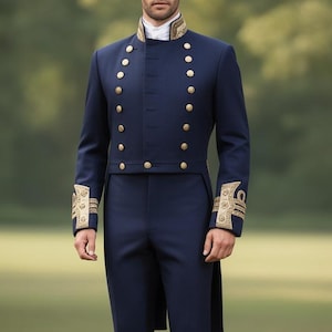 Könnte beinhalten: Ein marineblauer formeller Anzug mit goldenen Knöpfen und goldfarbenen Stickereien an den Ärmeln. Der Anzug umfasst eine langärmlige Jacke und eine passende Hose. Die Person trägt ein weißes Hemd mit Kragen. Der Anzug wird auf einer Wiese getragen.