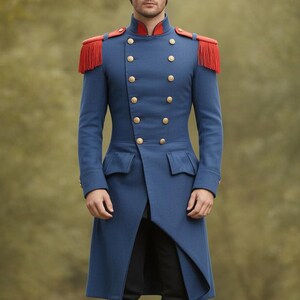 Könnte beinhalten: Ein langer, blauer Mantel mit goldenen Knöpfen und roten Epauletten. Der Mantel hat einen hohen Kragen und ein doppelreihiges Design. Die Person trägt eine schwarze Hose und hohe schwarze Stiefel. Der Hintergrund ist ein verschwommener grüner Wald.