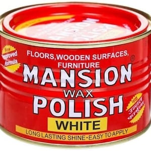 Puede incluir: Una lata roja de Mansion Wax Polish para pisos, superficies de madera y muebles. La lata tiene texto blanco que dice "Mansion Wax Polish White" y "Long Lasting Shine - Easy to Apply". Una etiqueta amarilla dice "New Improved Formula".
