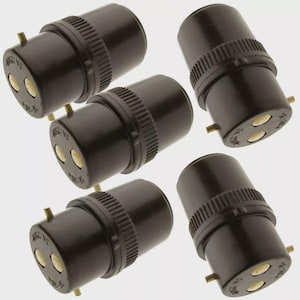 以下が含まれることがあります： 真鍮製の接点が付いた黒色の電球ソケットが5つ。各ソケットは、溝付き部分と2つの真鍮ピンを備えた円筒形の本体をしています。ソケットは明るい背景に配置されています。