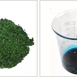 Op de afbeelding: Twee afbeeldingen naast elkaar. De linker afbeelding toont een hoop groen, korrelig materiaal. De rechter afbeelding toont een heldere beker met blauwe vloeistof op de bodem. De beker heeft maatstreepjes.