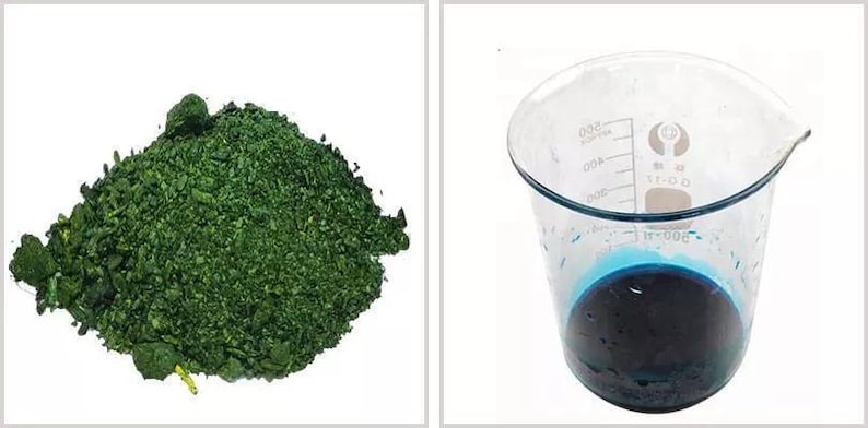 Op de afbeelding: Twee afbeeldingen naast elkaar. De linker afbeelding toont een hoop groen, korrelig materiaal. De rechter afbeelding toont een heldere beker met blauwe vloeistof op de bodem. De beker heeft maatstreepjes.