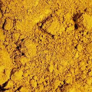 Puede incluir: Primer plano de un polvo amarillo dorado texturizado. El polvo parece granulado y desigual, con diferentes tonos de amarillo. La imagen destaca la textura y las variaciones de color dentro del polvo.