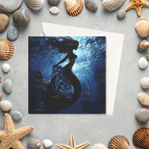 Puede incluir: Una tarjeta de felicitación con la silueta de una sirena con pelo largo y cola de pez, sobre un fondo submarino azul. La tarjeta está rodeada de conchas, estrellas de mar y guijarros. La palabra "SPARKELS" está impresa en la tarjeta.