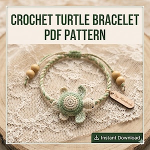 Può includere: Braccialetto a forma di tartaruga all'uncinetto, verde e beige. Il braccialetto presenta un piccolo ciondolo a forma di tartaruga, perline di legno e un cordoncino intrecciato. Il testo "CROCHET TURTLE BRACELET PDF PATTERN" è visualizzato in alto.