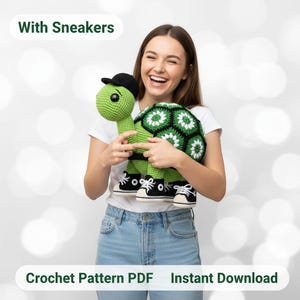Könnte beinhalten: Eine grün-schwarze gehäkelte Schildkröte mit schwarzer Kappe und schwarzen Turnschuhen. Die Schildkröte hat einen weiß-grünen Panzer. Der Text oben lautet "With Sneakers" und der Text unten lautet "Crochet Pattern PDF Instant Download".