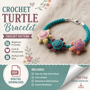 Op de afbeelding: Een digitaal PDF-haakpatroon voor een schildpadarmband met de tekst CROCHET TURTLE Bracelet, CROCHET PATTERN, Beginner Friendly, Cute & Handmade, Perfect Gift Idea, INCLUDES: Step-by-step instructions, Clear photos, Materials & abbreviations, Instant Download en PDF FILE DIGITAL DOWNLOAD. De afbeelding toont een blauwgroene gevlochten armband versierd met drie kleine, gehaakte schildpadjes in de kleuren roze, geel, blauwgroen, bordeauxrood en oranje.