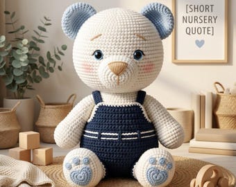 Op de afbeelding: Een gehaakte witte teddybeer met lichtblauwe oren en voetzooltjes, gekleed in een donkerblauwe tuinbroek met witte strepen. De beer heeft geborduurde blauwe ogen, een beige neus en roze wangen. Een zacht knuffeldier met een textuur van garen.