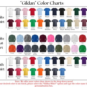 Puede incluir: Una tabla de colores que muestra camisetas y sudaderas Gildan en varios colores. La tabla incluye opciones para tallas de adulto y juvenil, con nombres de colores como "Maroon", "Navy" y "Orange". El texto explica c&oacute;mo seleccionar un color no listado.