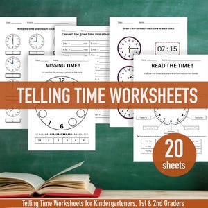Könnte beinhalten: Eine Sammlung weißer Arbeitsblätter mit Zifferblättern und Übungen zum Zeitablesen. Die Arbeitsblätter tragen die Aufschrift "Telling Time Worksheets" und sind für Kindergartenkinder und Schüler der 1. und 2. Klasse konzipiert. Ein Stapel von 20 Blättern ist sichtbar.