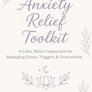 Może przedstawiać: Jasna grafika z tekstem "Anxiety Relief Toolkit" w miękkim fioletowym skrypcie. Obraz zawiera tekst "A Calm Mind Companion for Managing Stress, Triggers & Overwhelm" i dekoracyjne elementy kwiatowe.