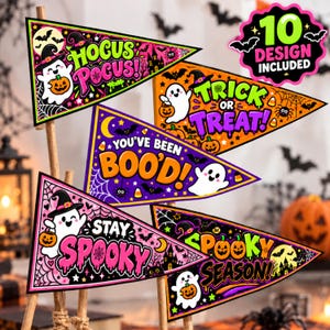 Puede incluir: Cinco banderines triangulares de Halloween en palos de madera con gráficos coloridos de fantasmas, calabazas, murciélagos y telarañas. El texto incluye Hocus Pocus, Trick or Treat, You've Been Boo'd, Stay Spooky y Spooky Season. Un sello indica 10 diseños.