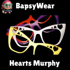 Puede incluir: Gafas en oro, blanco, rojo y morado, con detalles en forma de corazón. La imagen incluye los textos "BapsyWear" y "Hearts Murphy" sobre un fondo negro, mostrando diversos estilos de gafas.