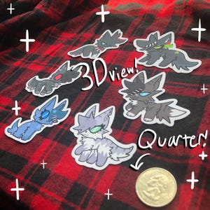 Pu&ograve; includere: Una collezione di sette adesivi di gatti dei cartoni animati in vari colori, tra cui blu, grigio e nero, disposti su uno sfondo a scacchi rosso e nero. Gli adesivi hanno un bordo bianco. Il testo sull'immagine dice "3D view!" e "Quarter!"