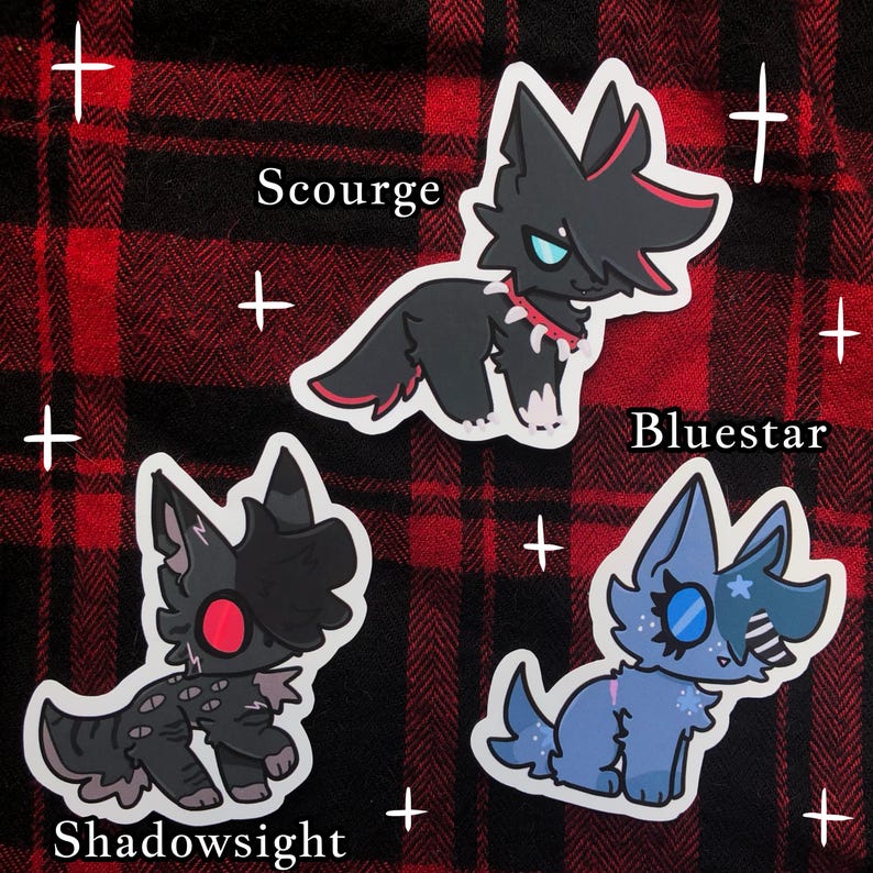 Pu&ograve; includere: Tre adesivi di cartoni animati raffiguranti creature simili a gatti stilizzate. Uno &egrave; nero con dettagli rossi e il nome "Scourge". Un altro &egrave; blu con il nome "Bluestar". Il terzo &egrave; grigio scuro con il nome "Shadowsight".