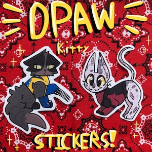 Puede incluir: Dos pegatinas de gatos sobre un fondo de pañuelo rojo. Un gato es negro y gris, vestido como Wolverine, con garras extendidas. El otro es gris y blanco, con un atuendo rojo y negro. El texto dice "DPAW Kitty STICKERS!"