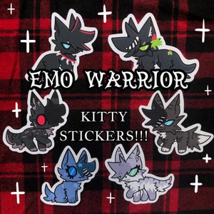 Pu&ograve; includere: Una collezione di sei adesivi di gatti dei cartoni animati a tema "Emo Warrior". Gli adesivi presentano vari gatti di colore scuro con design e accessori unici. &Egrave; presente anche il testo "EMO WARRIOR KITTY STICKERS!!!".