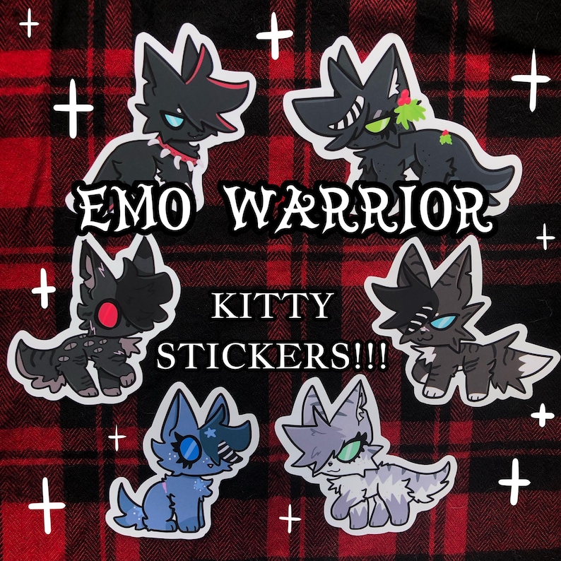 Pu&ograve; includere: Una collezione di sei adesivi di gatti dei cartoni animati a tema "Emo Warrior". Gli adesivi presentano vari gatti di colore scuro con design e accessori unici. &Egrave; presente anche il testo "EMO WARRIOR KITTY STICKERS!!!".