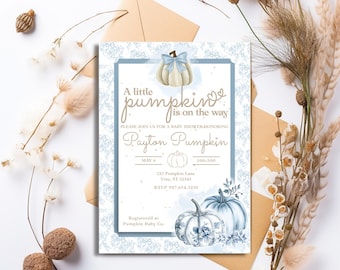 Könnte beinhalten: Babyparty-Einladung mit einem Aquarelldesign mit Kürbissen und floralen Elementen. Die Einladung hat einen hellblauen Rand und enthält den Text "A little pumpkin is on the way" sowie Details zur Veranstaltung.