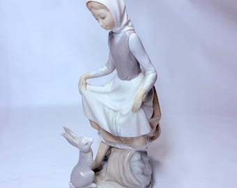 Lladró Rabbits Food #4826 Porcelain Figurine – Young Girl With